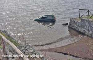Bolsena - L'auto finita nel lago