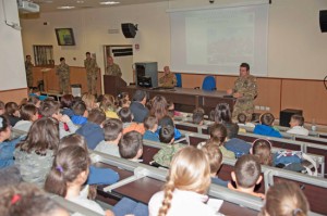 Visita dei ragazzi delle scuole di Vitorchiano all'esercito 