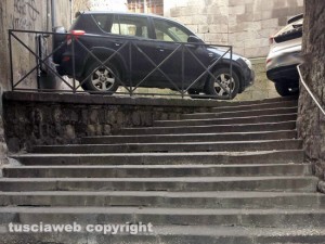 Viterbo - Le scalette che portano in via Valle Piatta piene di escrementi