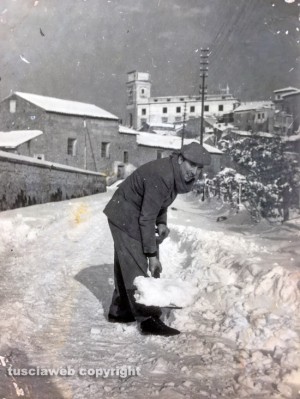 Viterbo - Il nevone del 1956 - Fulvio Cappelli spala in via Faul