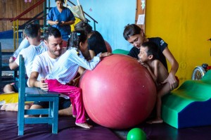 Perù - Volontari di semi di Pace nell'attività di fisioterapia