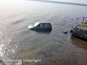 Bolsena - L'auto finita nel lago