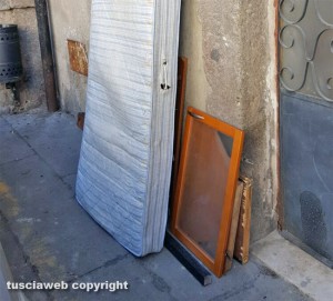 Bagnaia - Materasso abbandonato in via Malatesta