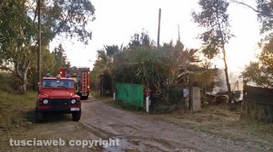 Baracca in fiamme, in azione i vigili del fuoco