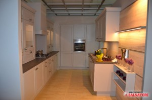 Arredamenti Salvatori - Cucina dal gusto country disponibile in grigio e magnolia