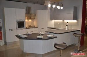 Arredamenti Salvatori - Disponibile in diverse finiture con possibilità di inserimento cabina angolare e tavolo penisola esagonale