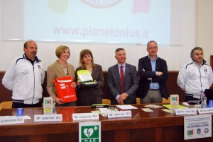 La cerimonia di consegna del defibrillatore 