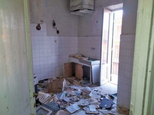 Vallerano - Il degrado nello stabile abbandonato 
