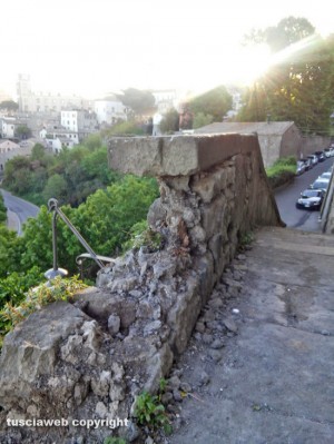 Viterbo - Il parapetto in via San Clemente