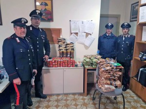 Orte - Il cibo recuperato dai carabinieri dopo il furto