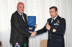 Il colonnello Brianceco dona il crest al rappresentante di Smd 