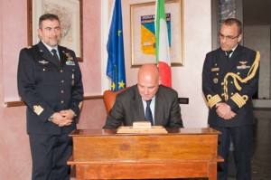 Il Tc Losacco, rappresentante Smd, firma l'albo d'onore 