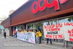 Tarquinia - I lavoratori di Ingrande davanti alla Coop
