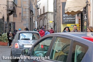 Viterbo - Via San Lorenzo - Auto nel centro storico