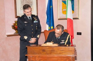 La firma dell'albo d'onore da parte del Cv Rohwer Santos