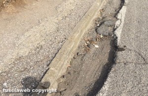 Viterbo - Via Monti Cimini - Strade e marciapiaedi distrutti