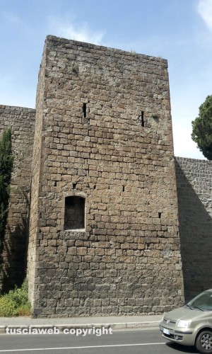 Viterbo - Il restauro della mura - Una torre