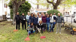 Viterbo - I volontari di Viterbo civica pulisco il parco della Quercia