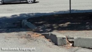 Viterbo - Strada e marciapiede dissestato in via Castello Almadiano