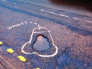 Buche sulla strada - La protesta dei falli a Manchester