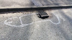 Buche sulla strada - La protesta dei falli a Manchester