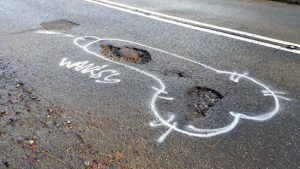 Buche sulla strada - La protesta dei falli a Manchester