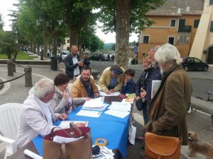 Raccolta firme per i referendum