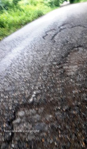 Le buche sulla Sp Acquarossa 