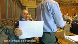 Il consigliere Insogna col cartello "Volpi libero"