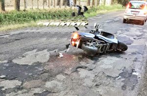 Strada Grottana, un incidente con il motorino