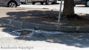 Viterbo - Strada e marciapiede dissestato in via Castello Almadiano