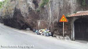 Viterbo - Degrado e rifiuti in via del Pilastro