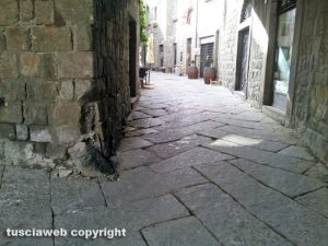 Viterbo - Il paracarro in via San Pellegrino