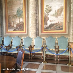 Viterbo - Palazzo dei Priori - Le sedie appoggiate sugli affreschi