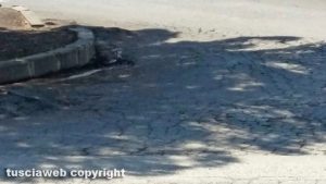 Viterbo - Strada e marciapiede dissestato in via Castello Almadiano