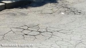 Viterbo - Strada e marciapiede dissestato in via Castello Almadiano