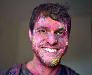 Antonio Gioacchini durante durante l'Holi festival in India