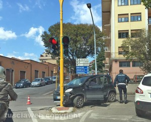 Viterbo - L'incidente al semaforo in via Santa Maria in Gradi