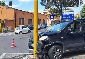 Viterbo - L'incidente al semaforo in via Santa Maria in Gradi