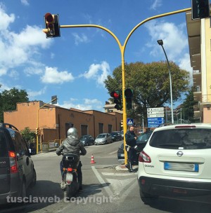 Viterbo - L'incidente al semaforo in via Santa Maria in Gradi