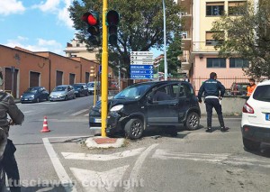 Viterbo - L'incidente al semaforo in via Santa Maria in Gradi
