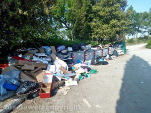 la discarica di fronte al cimitero di Grotte Santo Stefano