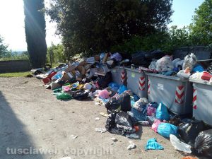 la discarica di fronte al cimitero di Grotte Santo Stefano