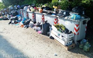 la discarica di fronte al cimitero di Grotte Santo Stefano