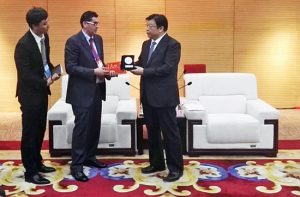 L'assessore Barelli con il governatore della provincia di Henan