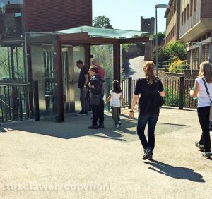 Viterbo - Turisti in fila davanti all'ascensore