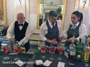 Viterbo - Gran Caffè Schenardi - Il barman Roberto Fanelli presenta l'aperitivo 103