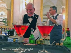 Viterbo - Gran Caffè Schenardi - Il barman Roberto Fanelli presenta l'aperitivo 103