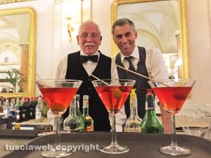Viterbo - Gran Caffè Schenardi - Il barman Roberto Fanelli presenta l'aperitivo 103