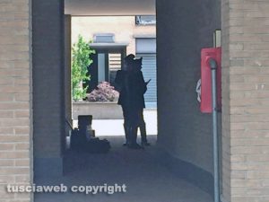 Viterbo - Santa Maria in gradi- I carabinieri davanti al palazzo in cui è stato trovato l'uomo morto
